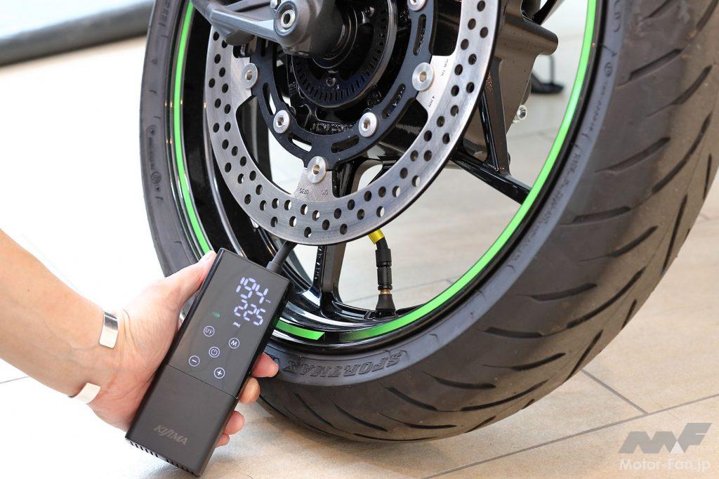 出先でタイヤの空気を入れたい ならばコレです デジタル液晶 充電式でガジェット気分のキジマ スマートエアポンプ Motor Fan Bikes モーターファンバイクス
