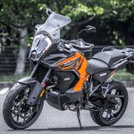 「これほどの性能、どこへ出かけようかと悩んでしまう。｜KTM1290 SUPER ADVENTURE S試乗レポート」の1枚目の画像ギャラリーへのリンク