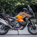 「これほどの性能、どこへ出かけようかと悩んでしまう。｜KTM1290 SUPER ADVENTURE S試乗レポート」の5枚目の画像ギャラリーへのリンク