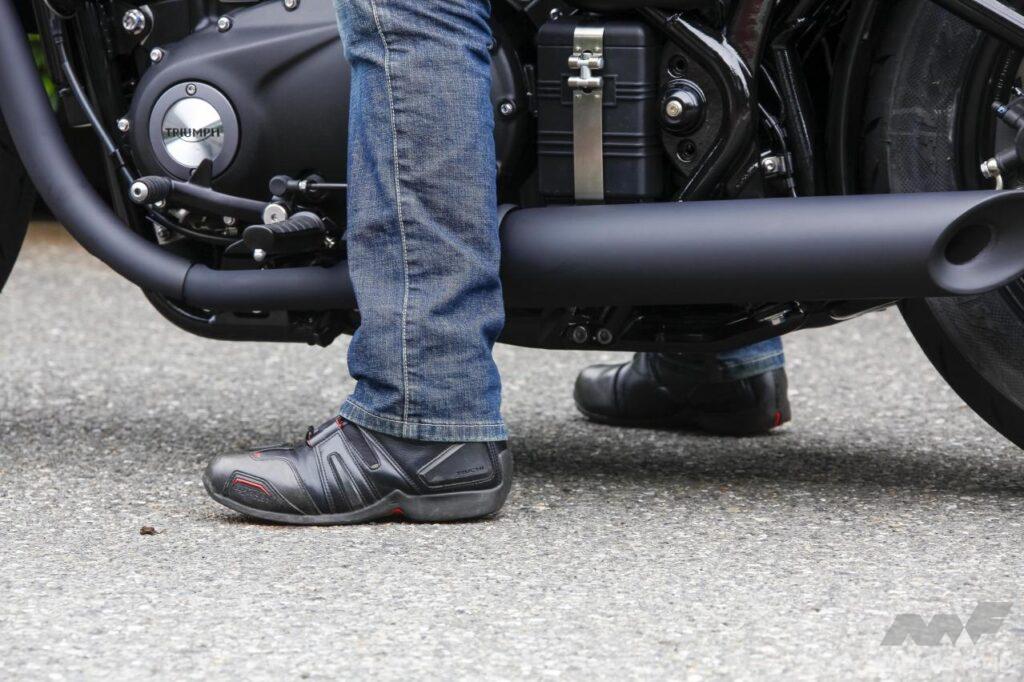 「アレコレ黒い、限定色。トライアンフ・ボンネビルボバー ブラック重量級バイクだが足つき性に不安なし。タイヤも太い！」の12枚目の画像