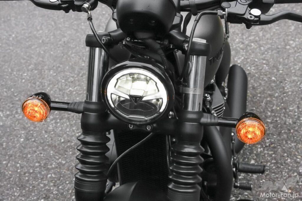 「アレコレ黒い、限定色。トライアンフ・ボンネビルボバー ブラック重量級バイクだが足つき性に不安なし。タイヤも太い！」の13枚目の画像