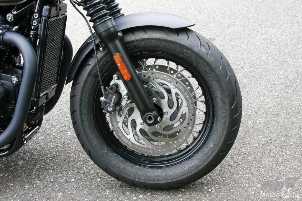 「アレコレ黒い、限定色。トライアンフ・ボンネビルボバー ブラック重量級バイクだが足つき性に不安なし。タイヤも太い！」の14枚目の画像