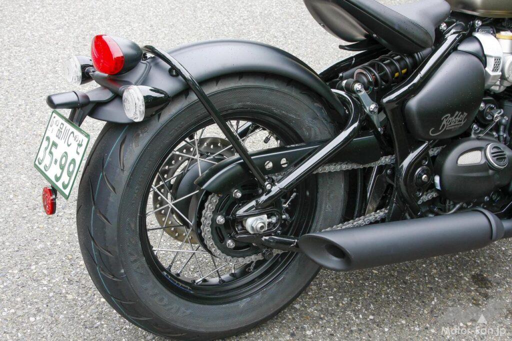 「アレコレ黒い、限定色。トライアンフ・ボンネビルボバー ブラック重量級バイクだが足つき性に不安なし。タイヤも太い！」の17枚目の画像