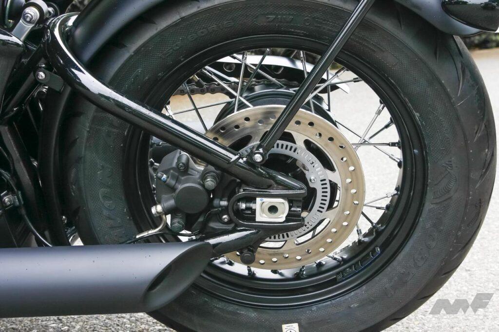 「アレコレ黒い、限定色。トライアンフ・ボンネビルボバー ブラック重量級バイクだが足つき性に不安なし。タイヤも太い！」の19枚目の画像