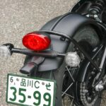 「アレコレ黒い、限定色。トライアンフ・ボンネビルボバー ブラック重量級バイクだが足つき性に不安なし。タイヤも太い！」の26枚目の画像ギャラリーへのリンク