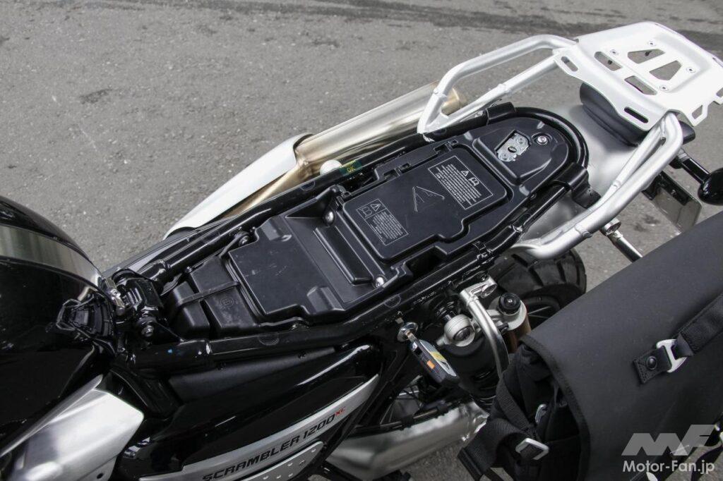 「けっこうデカい！ずっしり系。トライアンフ ・スクランブラー1200XCは、男のためのタフネスバイクだ。」の26枚目の画像