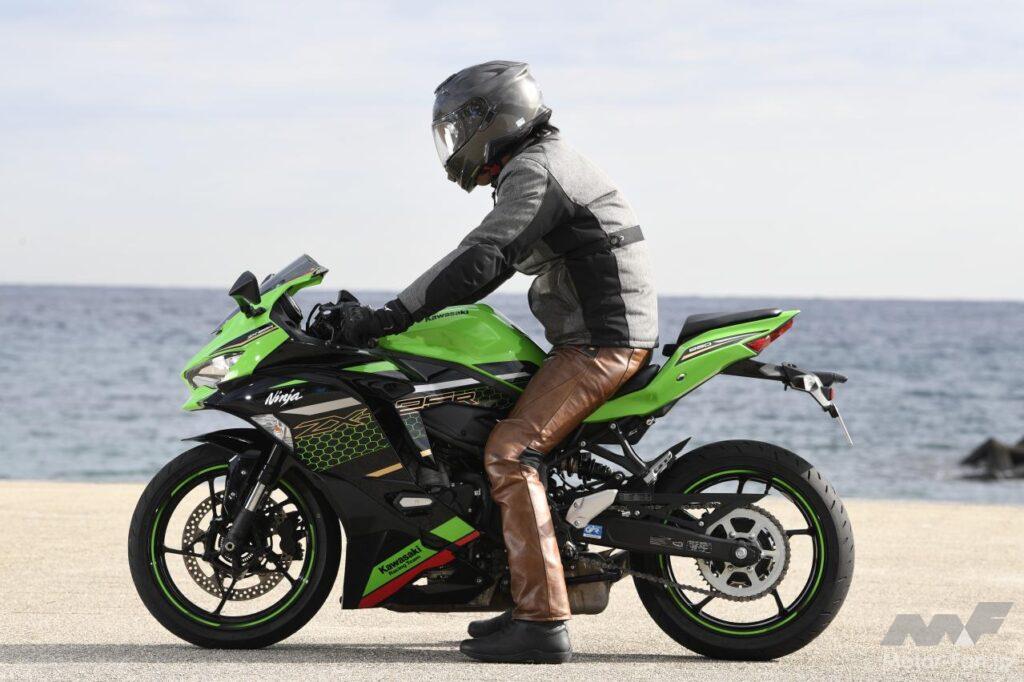 「燃費は？積載性は？ 実用性を細かく解説。┃Ninja ZX-25R SE　1000kmガチ試乗③」の3枚目の画像