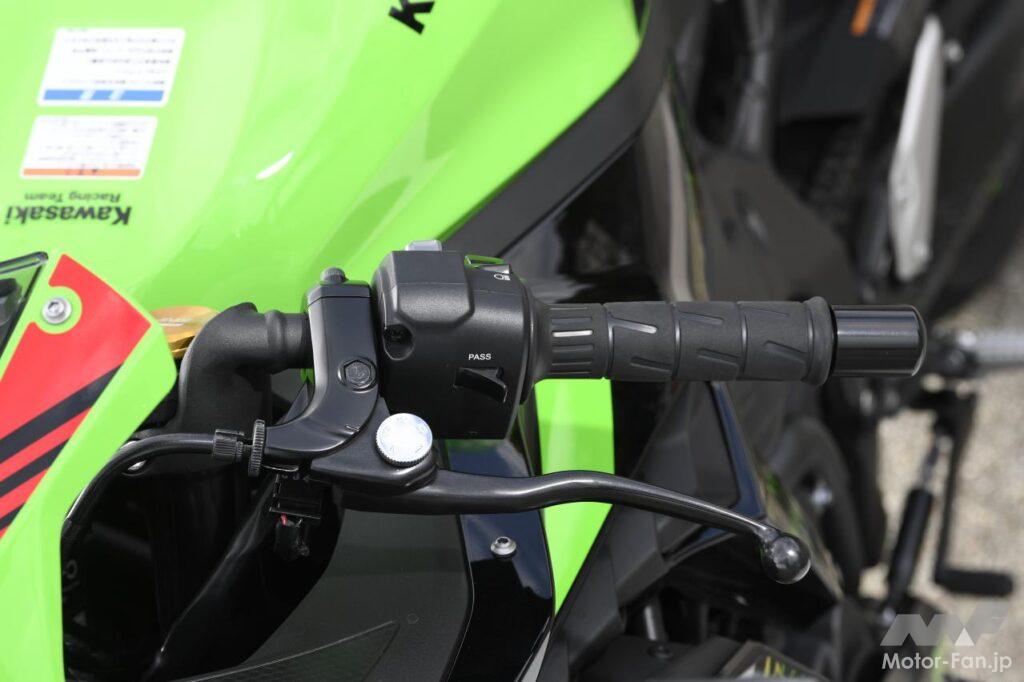 「燃費は？積載性は？ 実用性を細かく解説。┃Ninja ZX-25R SE　1000kmガチ試乗③」の13枚目の画像