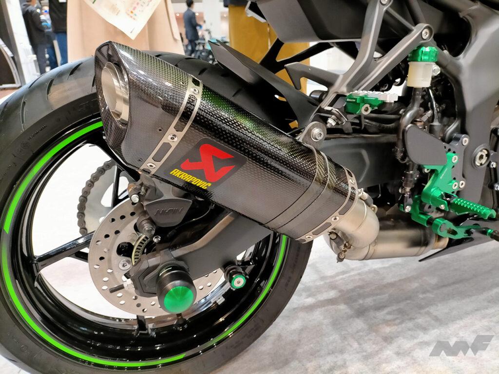 「ライムグリーンのカワサキワークスカラーを細部に活かしたプロトのNinja ZX-25R｜東京モーターサイクルショー2022」の9枚目の画像