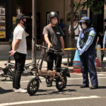 電動キックボード、新宿の歩行者天国に進出！「自転車安全利用TOKYOキャンペーン」｜同じ電動キックボードでも、「買った場合」と「シェアリング」では、ヘルメット着用有無のルールが違う - DSC_0038_001_1m