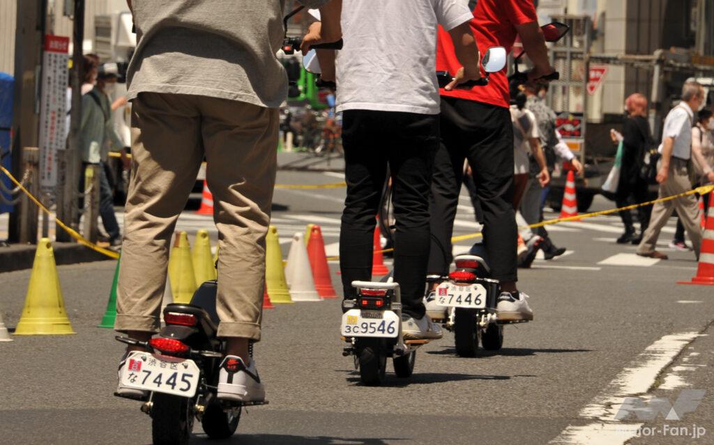 「電動キックボード、新宿の歩行者天国に進出！「自転車安全利用TOKYOキャンペーン」｜同じ電動キックボードでも、「買った場合」と「シェアリング」では、ヘルメット着用有無のルールが違う」の2枚目の画像