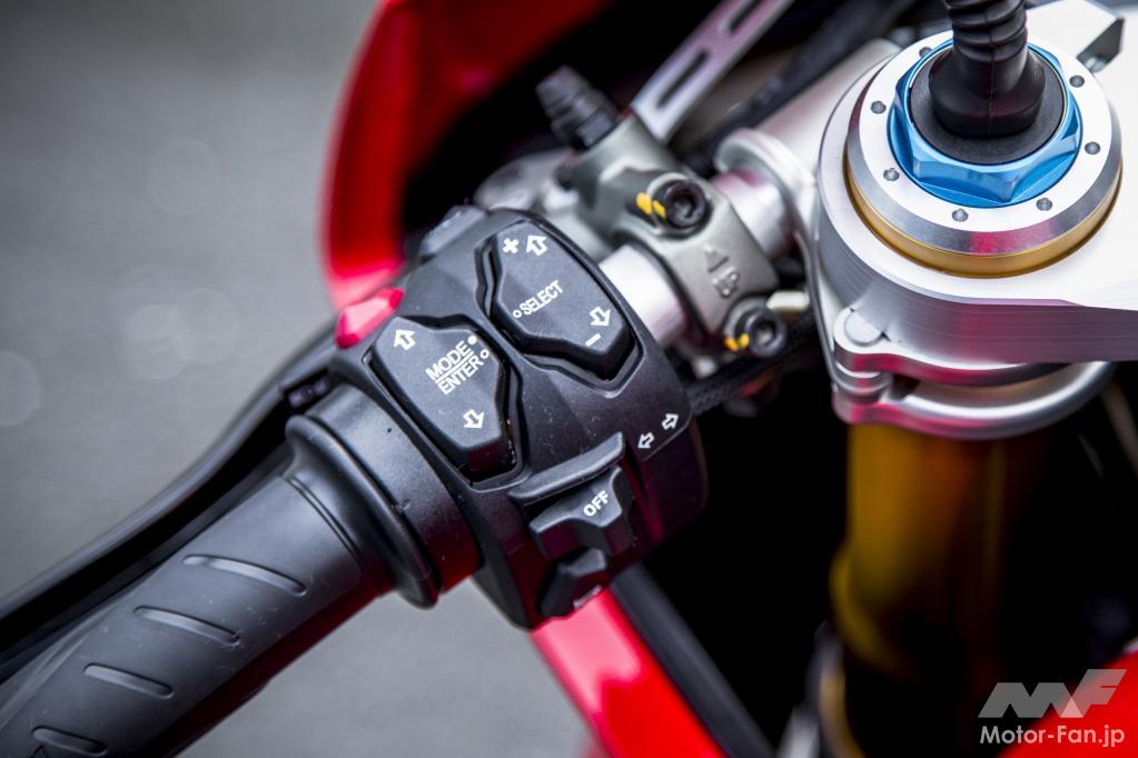 「お値段”300万円超”のバイクはナニがスゴい？ MotoGPマシンに最も近い「パニガーレV4」でいざ箱根へ。」の17枚目の画像