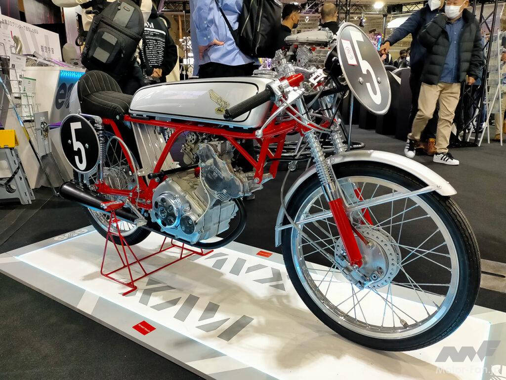「東京オートサロン会場で見つけたバイクねた｜金属3DプリンターでCR110カブレーシング用エンジン部品を製作【東京オートサロン2023】」の1枚目の画像