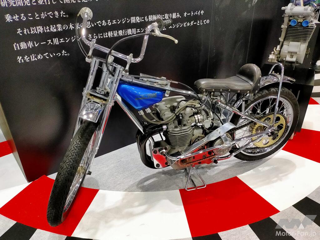 「東京オートサロン2023会場で見つけたバイクネタ。チューニングメーカー「HKS」が開発！オートレースを席巻した伝説のエンジン“200E”【東京オートサロン2023】」の2枚目の画像