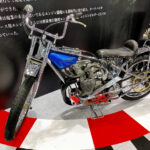 「東京オートサロン2023会場で見つけたバイクネタ。チューニングメーカー「HKS」が開発！オートレースを席巻した伝説のエンジン“200E”【東京オートサロン2023】」の2枚目の画像ギャラリーへのリンク