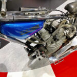 「東京オートサロン2023会場で見つけたバイクネタ。チューニングメーカー「HKS」が開発！オートレースを席巻した伝説のエンジン“200E”【東京オートサロン2023】」の3枚目の画像ギャラリーへのリンク