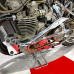 「東京オートサロン2023会場で見つけたバイクネタ。チューニングメーカー「HKS」が開発！オートレースを席巻した伝説のエンジン“200E”【東京オートサロン2023】」の4枚目の画像ギャラリーへのリンク