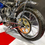 「東京オートサロン2023会場で見つけたバイクネタ。チューニングメーカー「HKS」が開発！オートレースを席巻した伝説のエンジン“200E”【東京オートサロン2023】」の6枚目の画像ギャラリーへのリンク