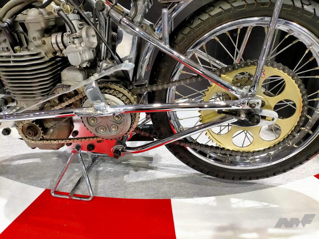 「東京オートサロン2023会場で見つけたバイクネタ。チューニングメーカー「HKS」が開発！オートレースを席巻した伝説のエンジン“200E”【東京オートサロン2023】」の10枚目の画像
