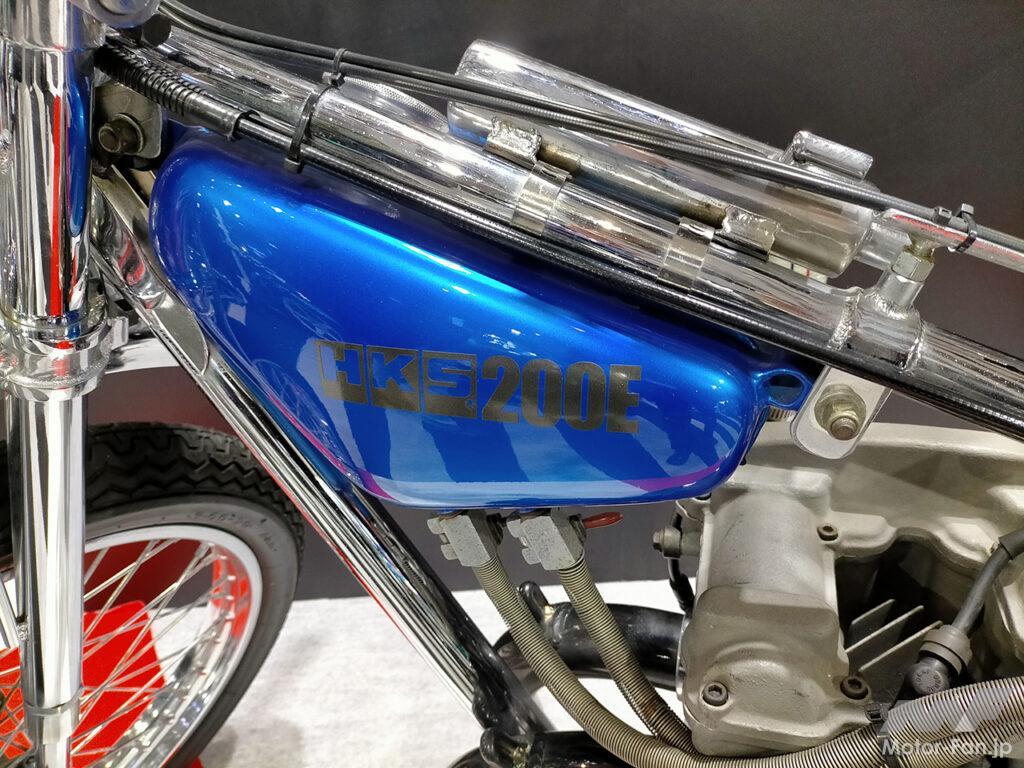 「東京オートサロン2023会場で見つけたバイクネタ。チューニングメーカー「HKS」が開発！オートレースを席巻した伝説のエンジン“200E”【東京オートサロン2023】」の13枚目の画像