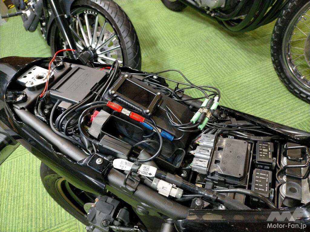 「カワサキZ2のシート下にバイク専用の最新ドラレコシステムを配置！前後にIP67の156°広角レンズ、1080pの高解像度【東京オートサロン2023】」の13枚目の画像