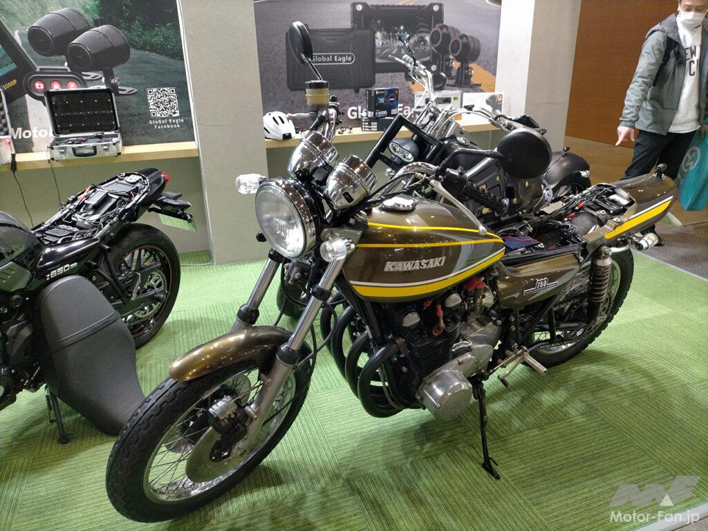 「カワサキZ2のシート下にバイク専用の最新ドラレコシステムを配置！前後にIP67の156°広角レンズ、1080pの高解像度【東京オートサロン2023】」の1枚目の画像