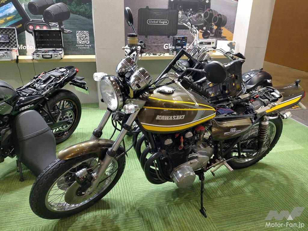 カワサキZ2のシート下にバイク専用の最新ドラレコシステムを配置！前後