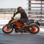 「ホワイト基調が清々しい！　KTM JAPAN｜125ccネイキッドスポーツ、125 DUKEの2023年を発売」の2枚目の画像ギャラリーへのリンク