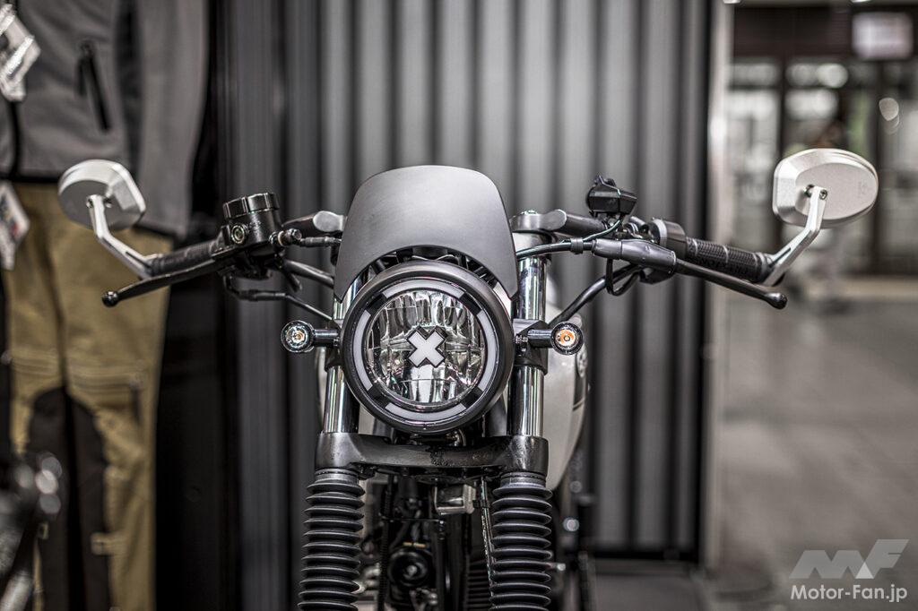 「ヘッドライトが「×じるし」、カッコいいぞ！　125ccのBRIXTON　Sunray 125に興味津々｜大阪・東京モーターサイクルショー2023」の1枚目の画像