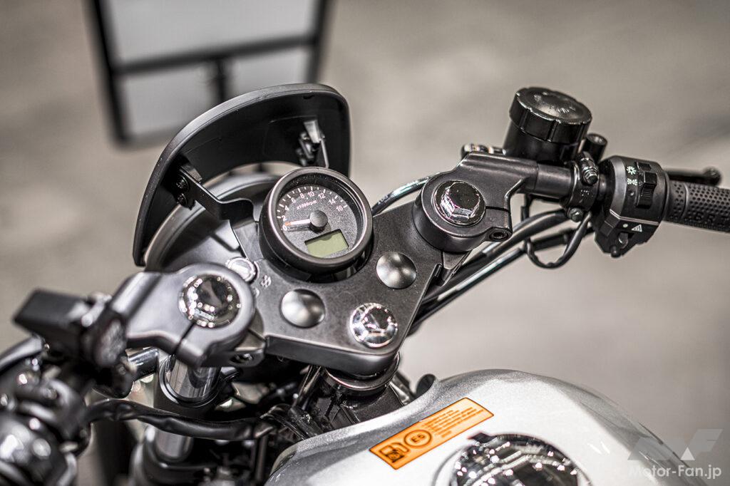 「ヘッドライトが「×じるし」、カッコいいぞ！　125ccのBRIXTON　Sunray 125に興味津々｜大阪・東京モーターサイクルショー2023」の3枚目の画像