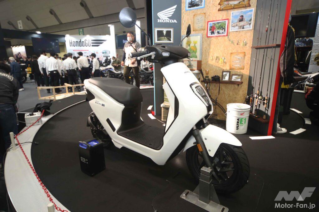 「遂にホンダが電動スクーターを一般向けに販売！まずは50cc相当の原付一種スクーター「EM1e:」からです。｜大阪・東京モーターサイクルショー2023」の3枚目の画像