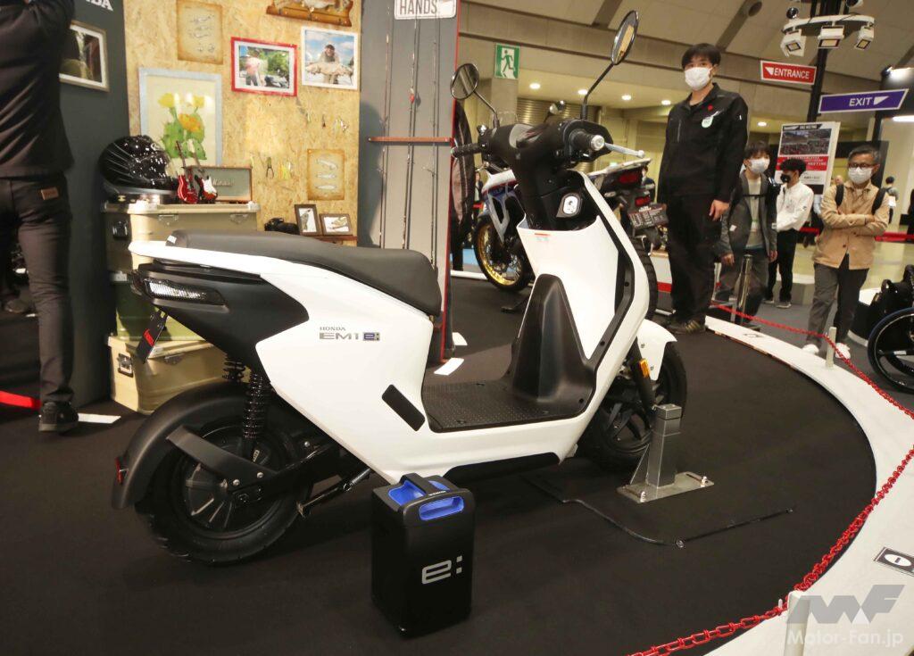 「遂にホンダが電動スクーターを一般向けに販売！まずは50cc相当の原付一種スクーター「EM1e:」からです。｜大阪・東京モーターサイクルショー2023」の4枚目の画像
