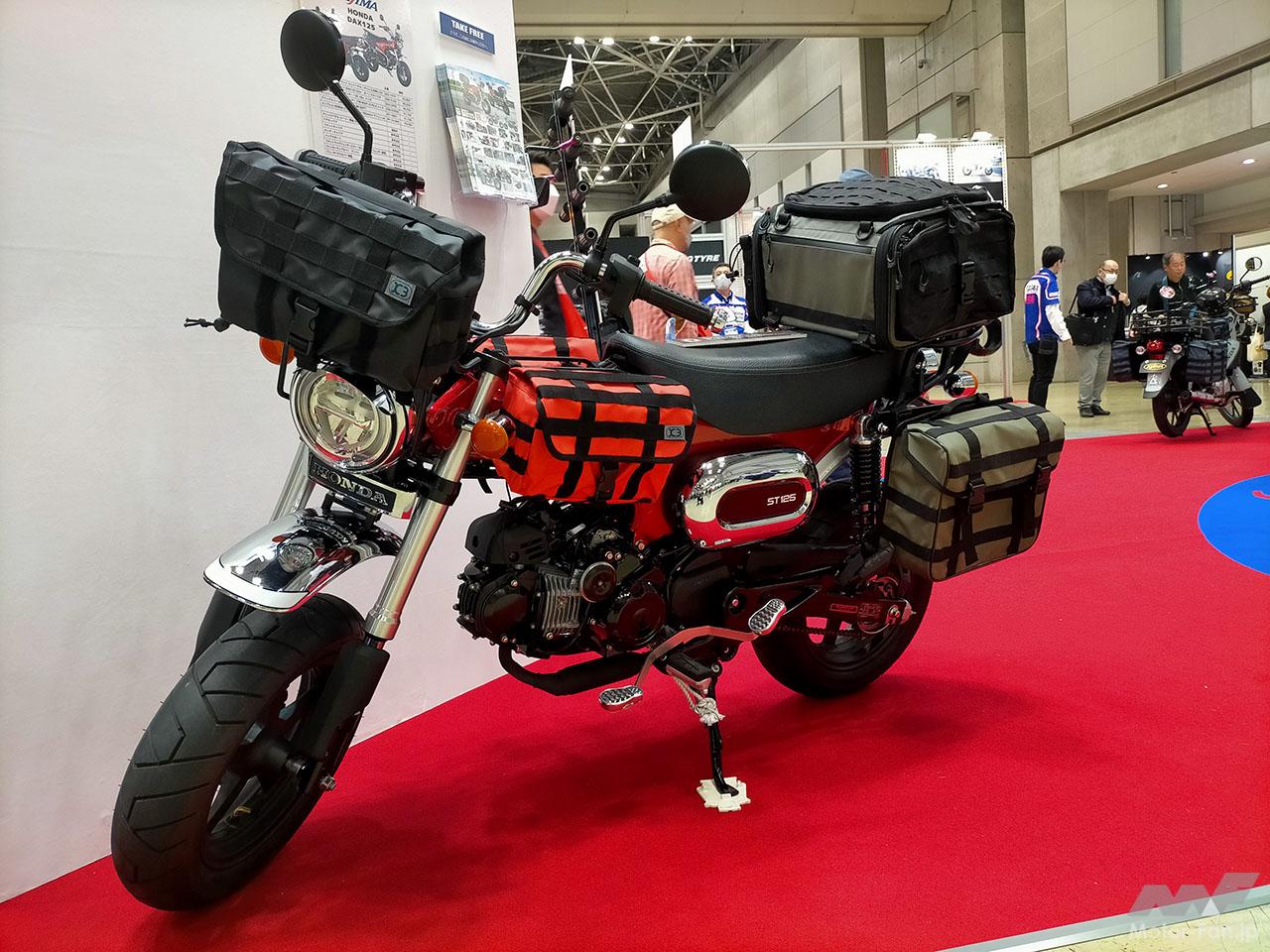 ダックス125にでっかいバッグ５個装備。キジマのデモ車は積載力抜群