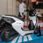 「ホンダの電動スクーター「EM1e:」発売がもたらす、新たなモバイルバッテリー社会の可能性｜大阪・東京モーターサイクルショー2023」の2枚目の画像ギャラリーへのリンク