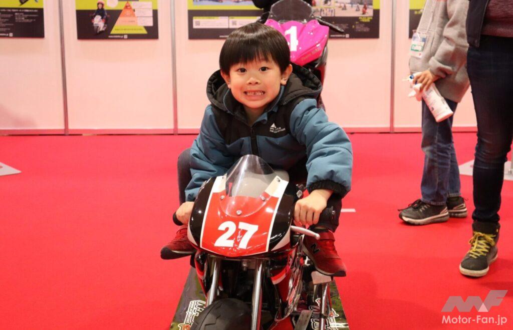 「子供大興奮！親子で楽しめたTMCSの「MFJキッズレースマシン体験コーナー」｜大阪・東京モーターサイクルショー2023」の9枚目の画像