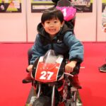 「子供大興奮！親子で楽しめたTMCSの「MFJキッズレースマシン体験コーナー」｜大阪・東京モーターサイクルショー2023」の9枚目の画像ギャラリーへのリンク