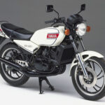 「名車を振り返る。ヤマハRZV500R（1984年）｜499ccの水冷2ストV4エンジンを搭載！WGPワークスレーサー・YZR500のレプリカモデルとして登場」の18枚目の画像ギャラリーへのリンク