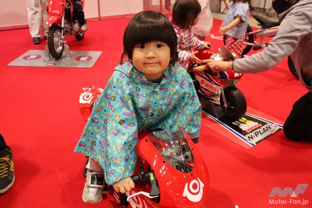 「子供大興奮！親子で楽しめたTMCSの「MFJキッズレースマシン体験コーナー」｜大阪・東京モーターサイクルショー2023」の2枚目の画像