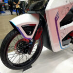 「大手チェーンメーカー「D.I.D」が電動バイクを製作！　外装・フレーム・足周りは独自開発。e-CONCEPT｜大阪・東京モーターサイクルショー2023」の3枚目の画像ギャラリーへのリンク
