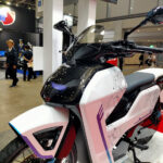「大手チェーンメーカー「D.I.D」が電動バイクを製作！　外装・フレーム・足周りは独自開発。e-CONCEPT｜大阪・東京モーターサイクルショー2023」の4枚目の画像ギャラリーへのリンク