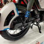 「大手チェーンメーカー「D.I.D」が電動バイクを製作！　外装・フレーム・足周りは独自開発。e-CONCEPT｜大阪・東京モーターサイクルショー2023」の8枚目の画像ギャラリーへのリンク