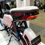 「大手チェーンメーカー「D.I.D」が電動バイクを製作！　外装・フレーム・足周りは独自開発。e-CONCEPT｜大阪・東京モーターサイクルショー2023」の11枚目の画像ギャラリーへのリンク