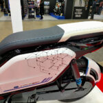 「大手チェーンメーカー「D.I.D」が電動バイクを製作！　外装・フレーム・足周りは独自開発。e-CONCEPT｜大阪・東京モーターサイクルショー2023」の17枚目の画像ギャラリーへのリンク