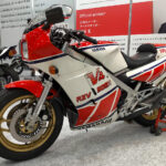 「名車を振り返る。ヤマハRZV500R（1984年）｜499ccの水冷2ストV4エンジンを搭載！WGPワークスレーサー・YZR500のレプリカモデルとして登場」の1枚目の画像ギャラリーへのリンク