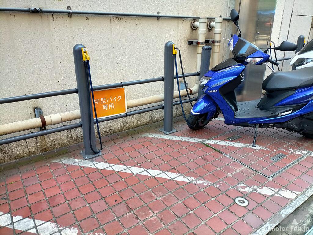 「バイク駐車もOK！ 四輪用の路上駐車スペースは場所により料金も異なるの？【東京都内のバイク駐車場事情】」の11枚目の画像
