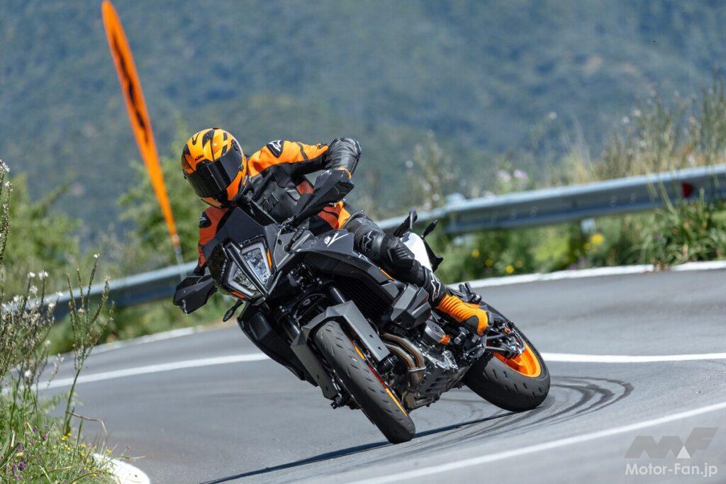 「KTMのニューマシンは17インチのロードモデル、 KTM 890 SMTが発売」の1枚目の画像