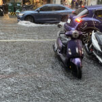 「【ゲリラ豪雨に備える】バイクは道路の冠水にどこまで耐えられる？」の2枚目の画像ギャラリーへのリンク
