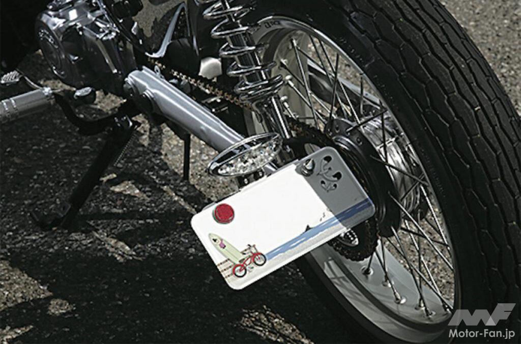 「【厳しくなったバイクのナンバープレートに関する法律】法改正で縦付けや曲げは違反。50万円以下の罰金も！」の1枚目の画像