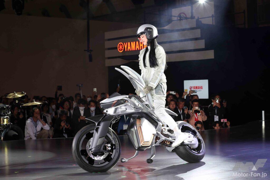 「未来のモビリティは移動するだけではない。ヤマハブースでは研究、開発中のユニークなバイクを展示。【ジャパンモビリティショー2023】」の1枚目の画像