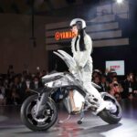 「未来のモビリティは移動するだけではない。ヤマハブースでは研究、開発中のユニークなバイクを展示。【ジャパンモビリティショー2023】」の1枚目の画像ギャラリーへのリンク
